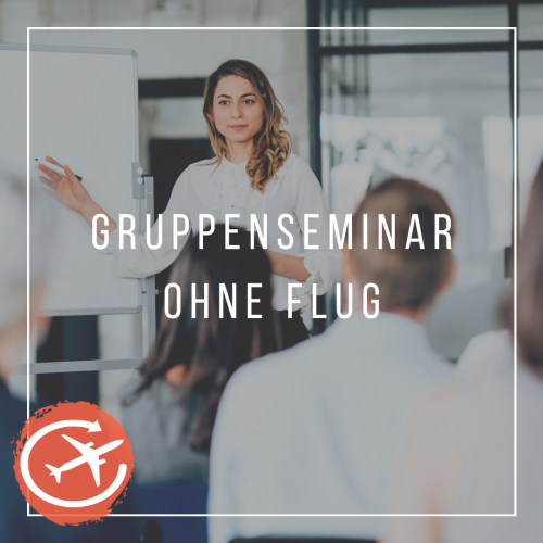 Menschen in einem Flugangstseminar mit Flugangstcoach der erklä